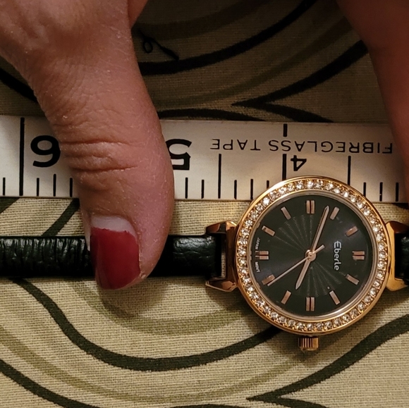 Women watch - Picture 2 of 4